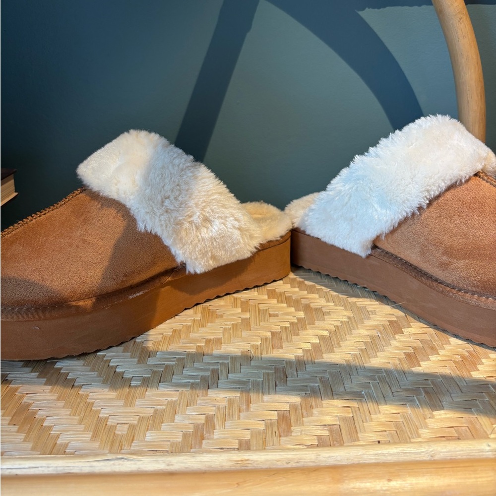 SODA‎ Cozy Tan Slippers with White Fur Lining - Picture 4 of 4